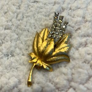 Burst of rhinestone floral brooch. Vintage and beautiful. WA203